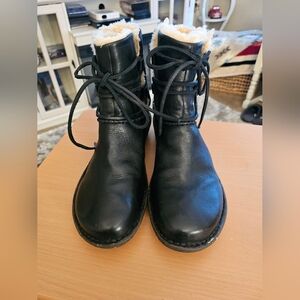 UGG Super Nice Black Leather Sherpa Lined Laceup Boots Near New 10 Pre-owned!